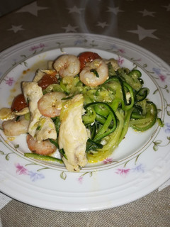 Una foto de Espaguetis de calabacín con pollo y gambas
