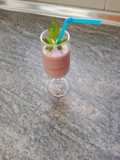 Una foto de Batido de fresa y plátano