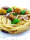 Linguine con sgombro, melanzana fritta e pepe tostato