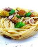 Linguine con sgombro, melanzana fritta e pepe tostato