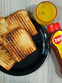 ચીલી ચીઝ ગ્રિલ્ડ સેન્ડવીચ (Chili Cheese Grilled Sandwich Recipe In Gujarati) રેસીપી મુખ્ય ફોટો