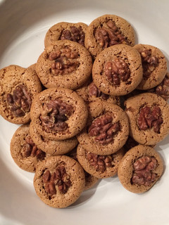 Una foto de Macarons de nueces y café