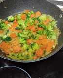 Cocinado de cebolla, zanahorias y brócoli