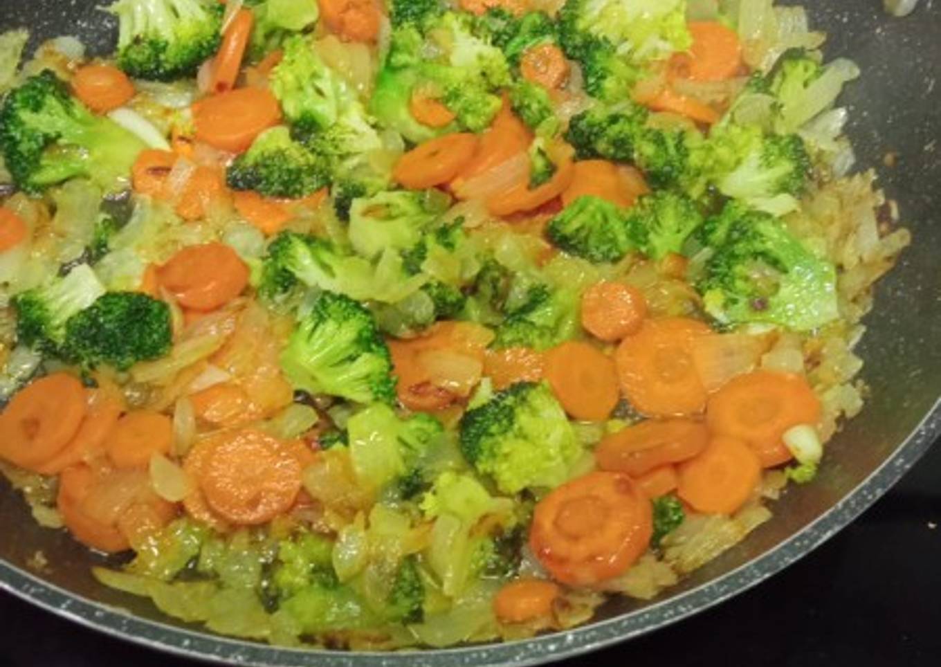 Cocinado de cebolla, zanahorias y brócoli