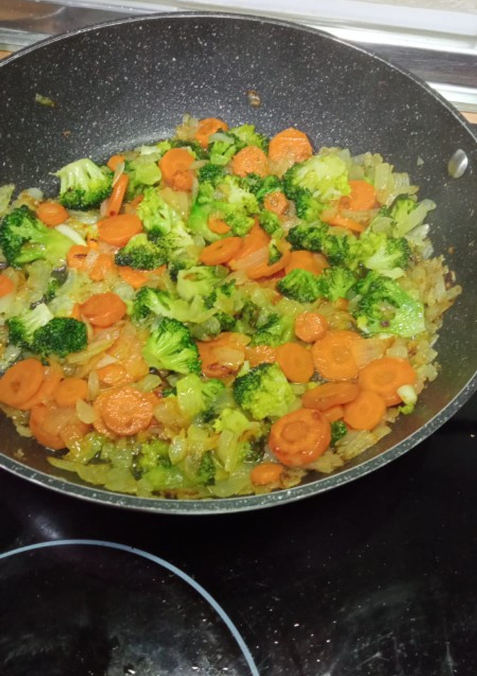 Una foto de Base de cebolla, zanahorias y brócoli