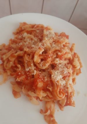 O poză a rețetei Tagliatele homemade cu creveți și sos de roșii.