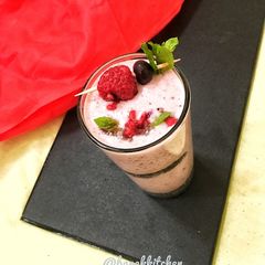 A picture of Mix berry smoothie with puffed rice.