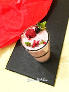 A picture of Mix berry smoothie with puffed rice.