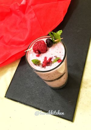 A picture of Mix berry smoothie with puffed rice.