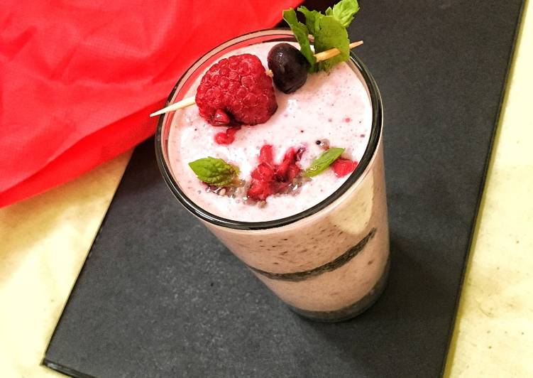 Mix berry smoothie with puffed rice