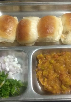 पार्टी सपशेल पावभाजी (Pav Bhaji Recipe In Marathi) रेसिपी चे मुख्य फोटो