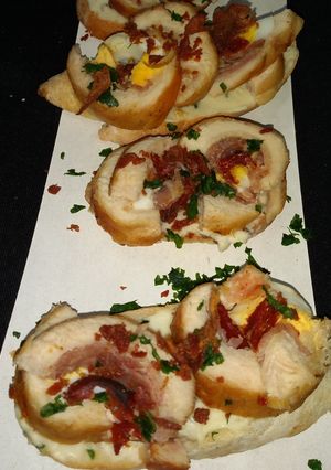 Una foto de Envuelto de pollo con tomate confitado