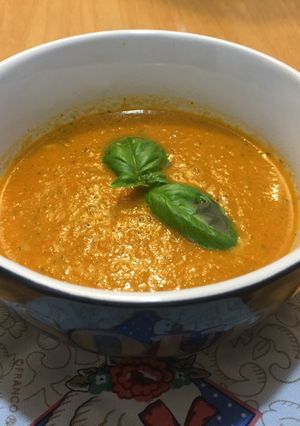 Una foto de *Crema de tomate albahaca | Método Grez*
