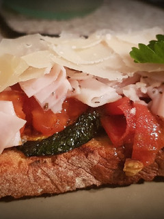 Una foto de Tosta con Calabacín, Tomate y Pavo con albahaca