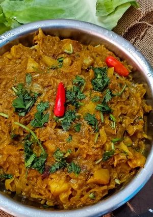 ধনেপাতা দিয়ে বাঁধাকপির ঘন্ট(dhonepata diye bandhakopi ghonto recipe in Bengali) রেসিপির প্রধান ছবি