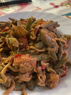 Una foto de Fideos konjac con verduras y salsa de soja y cacahuete