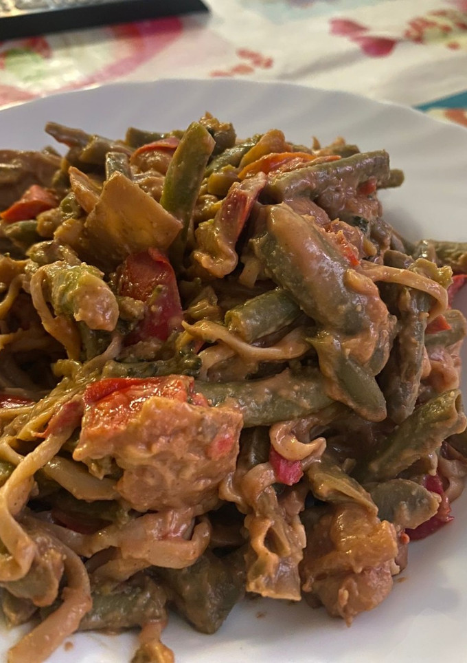 Una foto de Fideos konjac con verduras y salsa de soja y cacahuete