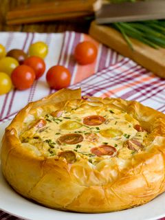 Una foto de Tartaleta crujiente de queso y tomatitos de colores