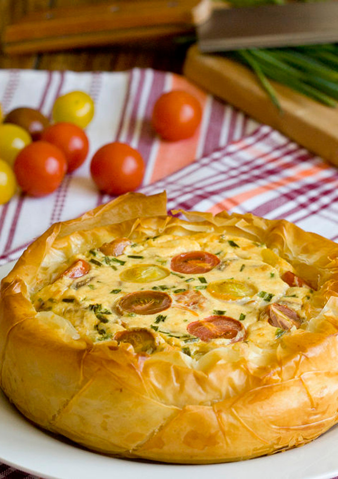 Una foto de Tartaleta crujiente de queso y tomatitos de colores