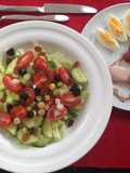 Ensalada con acompañamiento de huevo, crackers con queso y jamón