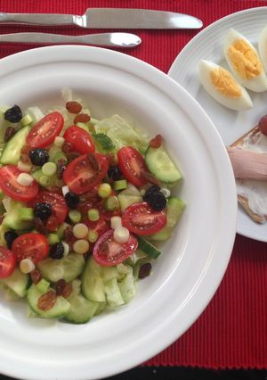 Una foto de Ensalada con acompañamiento de huevo, crackers con queso y jamón