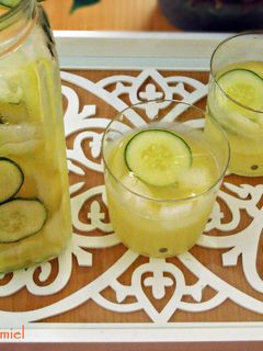 Una foto de Limonada con pepino y miel
