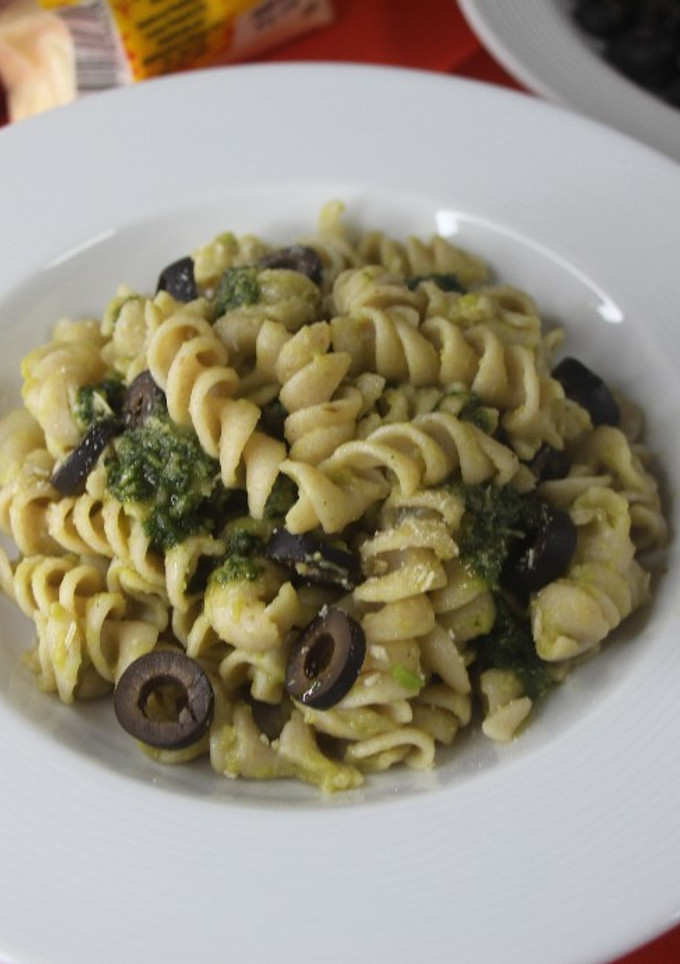 Una foto de Pasta con Aguacate y Albahaca
