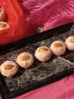हेल्दी ओट्स कोकोनट लड्डू (Healthy Oats coconut Laddu recipe in Hindi) रेसिपी मुख्य फोटो