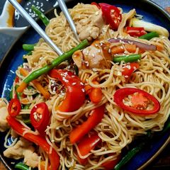 A picture of Chicken Lo Mein.