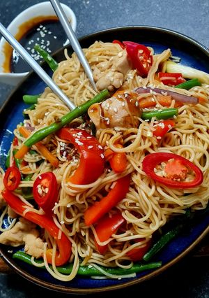 A picture of Chicken Lo Mein.