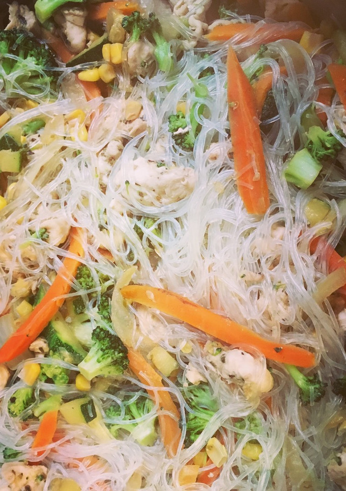 Una foto de Chapsuí de pollo y fideos de arroz