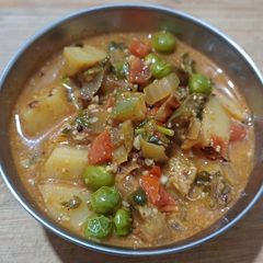 A picture of Matar gajar mix vegetable curry.
