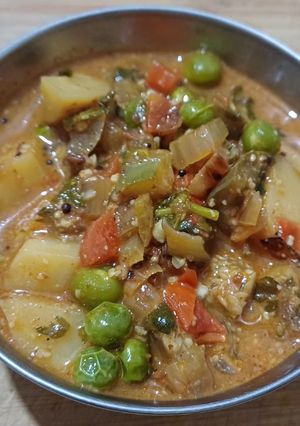 A picture of Matar gajar mix vegetable curry.