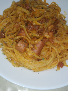 Una foto de Tallarines con Salchichas, chorizo y jamón