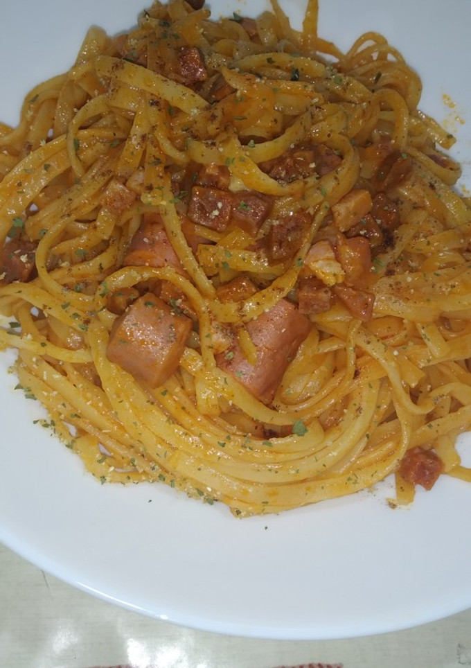 Una foto de Tallarines con Salchichas, chorizo y jamón