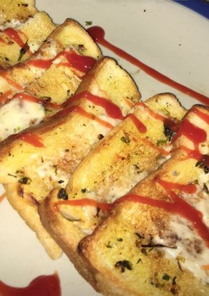 A picture of Garlic bread 🍞.