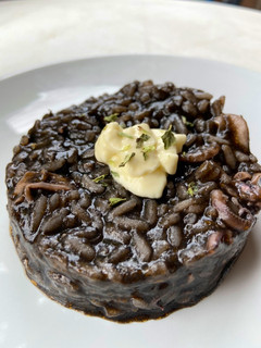 Una foto de Arroz negro con calamares