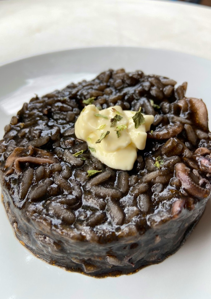 Una foto de Arroz negro con calamares
