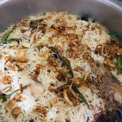 A picture of Chicken pulao.