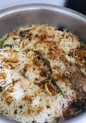 A picture of Chicken pulao.
