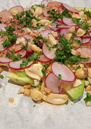 Une photo de Salade slaai (avocat, radis, cacahuètes)