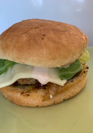 Házi sajtburger sertéshúsból recept fotója