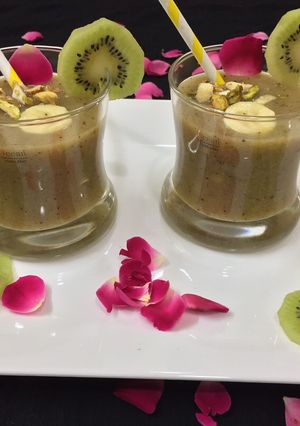A picture of Banana kiwi Smoothie with orange juice.