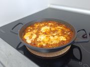 Una foto de paella de marisco con fumet