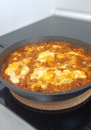 Una foto de Paella individual de marisco con costra de alioli 🥘🥘🦞