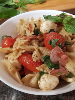 Caprese tésztasaláta recept fotója