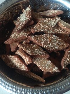 बाजरीच्या गोड कापण्या (Bajrichya God Kapnya Recipe In Marathi) रेसिपी चे मुख्य फोटो