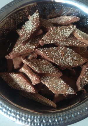 बाजरीच्या गोड कापण्या (Bajrichya God Kapnya Recipe In Marathi) रेसिपी चे मुख्य फोटो 