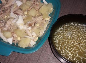 Una foto de Salpicón de pollo, papas, huevos duros, y caldo de pollo