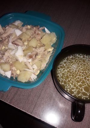 Una foto de Salpicón de pollo, papas, huevos duros, y caldo de pollo